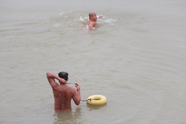 Hà Nội lạnh thấu xương, nhiều người vẫn vô tư ra sông Hồng ngụp lặn như giữa mùa hè